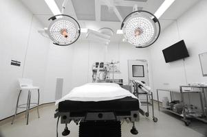equipos y dispositivos médicos en quirófano moderno