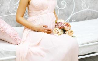 concepto de embarazo, maternidad y futura madre feliz - embarazada foto