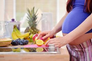 mujeres embarazadas en la cocina foto