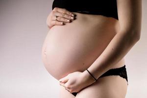 mujer embarazada acariciando su vientre foto
