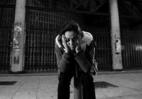 mujer sola en la calle sufriendo depresión mirando triste desesperada foto
