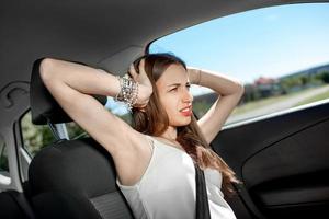 joven mujer triste grita en el coche