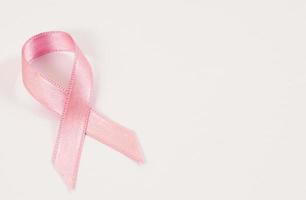 cinta rosada que forma la cruz del cáncer de mama