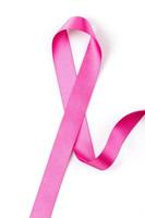 cinta rosada del cáncer de pecho aislada foto