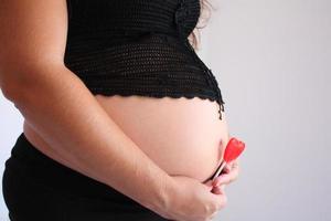 Mujer embarazada con piruleta photo