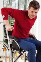 hombre discapacitado con muletas foto