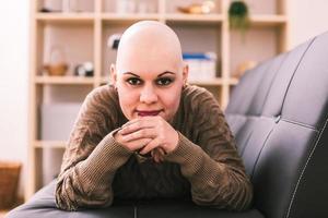 mujer joven está superando el cáncer en casa foto