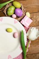 mesa de pascua con tulipanes y huevos foto