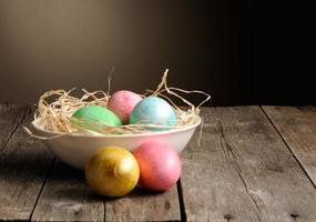 huevos de pascua de colores en el nido