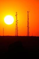 puesta de sol con antenas de tv