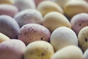 mini huevos de pascua de chocolate de cerca