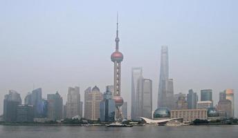 Torre de la perla y otros rascacielos en Shangai foto