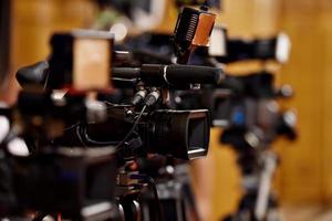 cámaras de video en conferencia de prensa