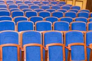 sala de conferencias con asientos azules foto