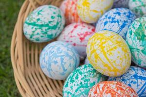 coloridos huevos de pascua en una cesta
