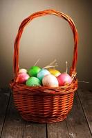 huevos de pascua de colores en la cesta foto