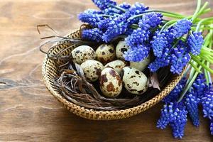 huevos de pascua con flores azules