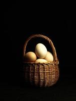 huevos de pascua en una canasta de mimbre