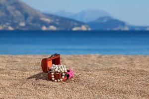 cofre decorativo con joyas y estrellas de mar en una playa foto