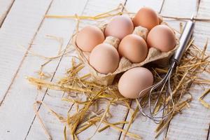 Huevos de gallina sobre fondo de madera. foto