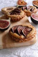 Tart with figs