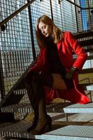 hermosa chica posando con abrigo rojo