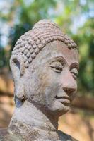 cabeza de Buda frente a la antigua muralla
