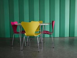 mesa y sillas de diseño interior moderno