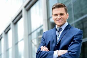 Young businessman smiling in a office outdoor photo