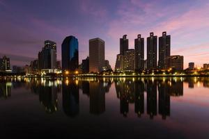 Edificio de oficinas durante el crepúsculo, Bangkok, Tailandia foto