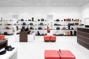 Interior de la tienda de zapatos en el moderno centro comercial europeo