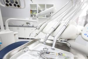 instrumentos y herramientas dentales en una oficina de dentistas foto