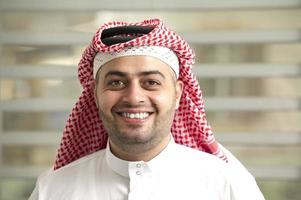 Arabia Saudita joven empresario de pie en la oficina foto