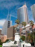 Monumento y los rascacielos de Sydney foto