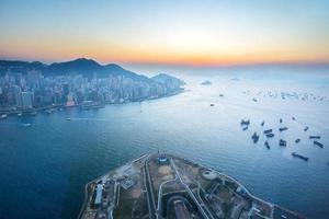 Crepúsculo del puerto de victoria en hong kong, china foto
