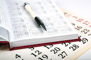 días calendario con números y bolígrafo
