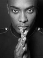 Marina militar afroamericana en pose meditativa foto