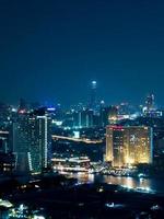 Paisaje urbano de Bangkok vista nocturna en el distrito financiero foto
