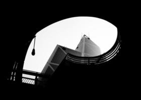 arquitectura de la ciudad en blanco y negro foto