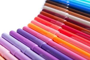 lápices de colores en una fila