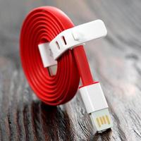 cable usb rojo en mesa de madera foto