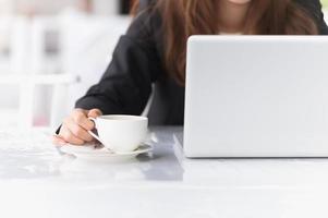 Asia mujer en café con laptop y café, concepto de negocio