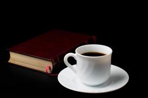 taza de café con libro antiguo