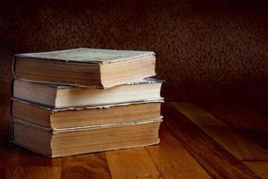 pila de libros antiguos en una hermosa mesa de madera foto
