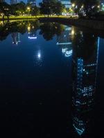 Reflejo de la torre de la feria, Messeturm, en Frankfurt, Alemania foto