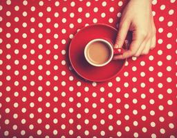 Mano femenina taza de café. foto