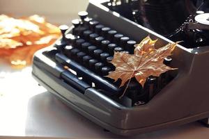 viejo concepto de máquina de escribir otoño foto