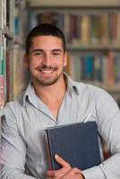 estudiante universitario masculino en una biblioteca
