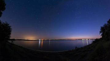 cielo nocturno en el lago foto