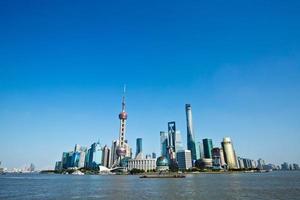 hermoso paisaje urbano de shanghai bajo el cielo azul foto